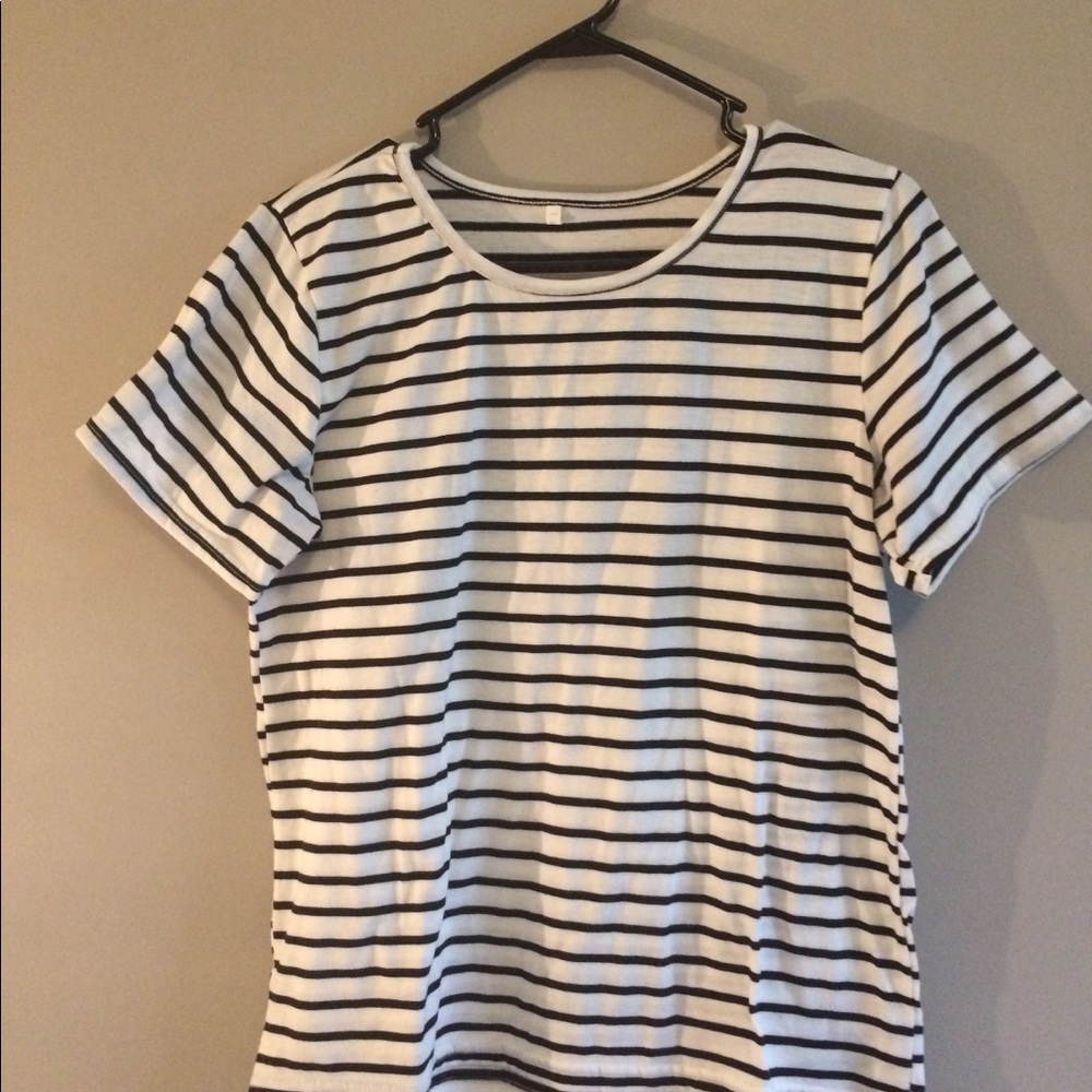 XL fitted black and white tee
